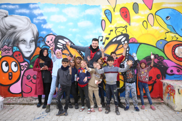 Crtanjem grafita u šatorskim naseljima liječe traume od zemljotresa