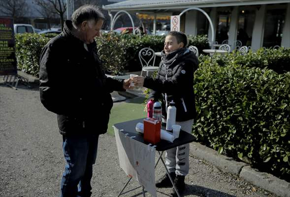 Dvanaestogodišnji dječak iz Sarajeva prodaje čaj kako bi pomogao Turskoj i Siriji