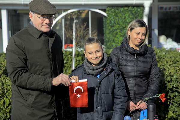Ambasador Girgin posjetio dječaka Benjamina koji prodajom čaja pomaže žrtve zemljotresa