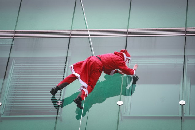 Djeda Mrazovi se spustili niz ljubljansku pedijatrijsku kliniku i darovali djecu