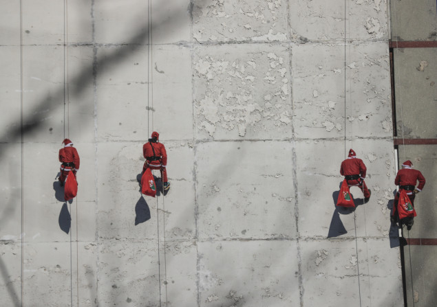 Iznenađenje za mališane: Djeda mrazevi se s krova zgrade spustili do vrtića