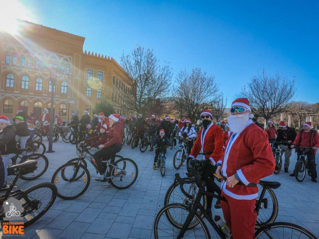 Tradicionalna biciklijada "Djeda Mrazova" ulicama Mostara