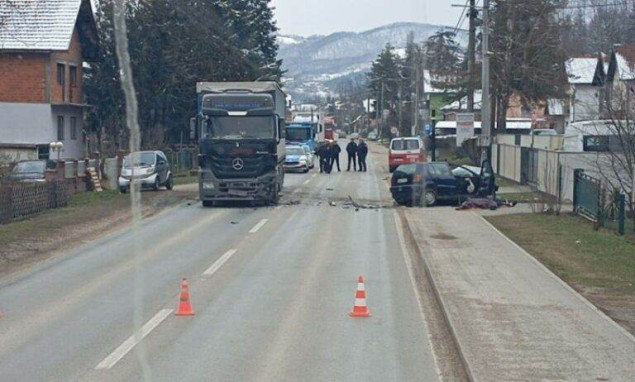 Saobraćajna nesreća kod Doboja: Poginula žena u sudaru kamiona i auta