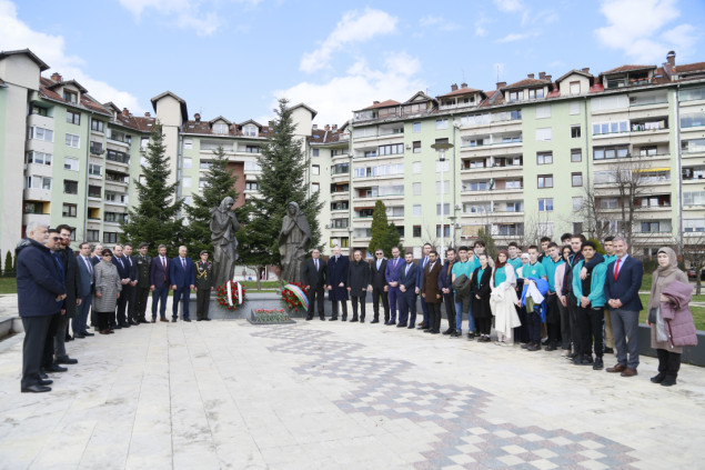 Polaganjem cvijeća u Parku prijateljstva obilježena 32. godišnjica masakra u Hodžaliju