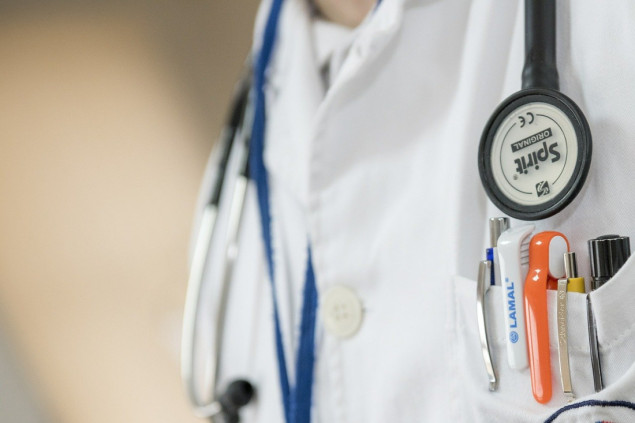 Nevjerovatna medicinska greška u Francuskoj: Umjesto operacije skočnog zgloba, djevojci izvadili umnjake