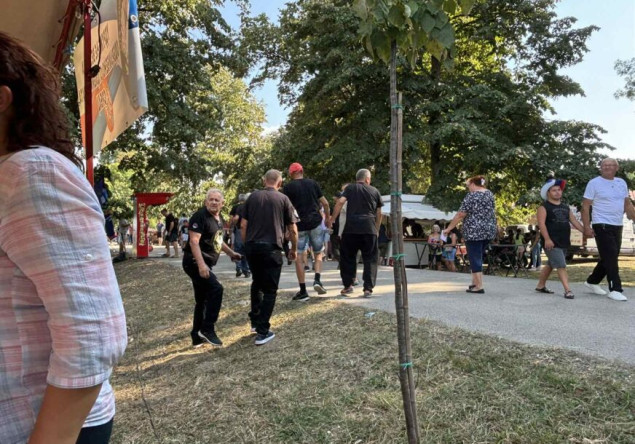 Ratni veterani izviždali Dodika, on im pokazao srednji prst