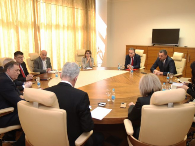 Počeo sastanak predstavnika SNSD-a, HDZ-a, SDP-a i NiP-a