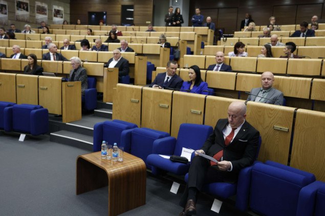 Isak: 'Ne znam jesu li poruke autentične'; pauza na sjednici Doma naroda