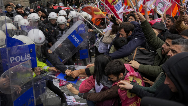 Prvomajski protest u Parizu: Policija intervenirala korištenjem pendreka