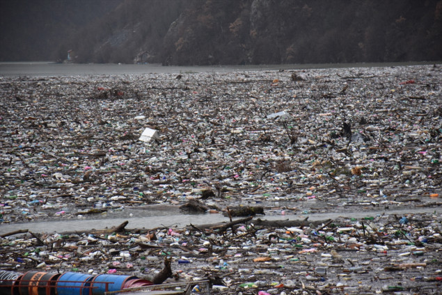 Svakom sezonom kiša i snijega desetine tona smeća prekriju Drinsko jezero