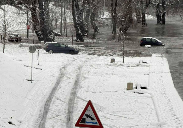 Drina prijeti poplavama, građani bez struje i vode