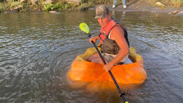 Čovjek iz Nebraske veslao preko 60 km u ogromnoj - bundevi