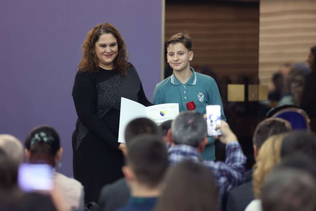 Duraković uručila diplome i nagrade najboljim učenicima osnovnih i srednjih škola u FBiH