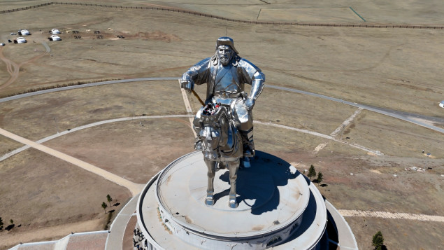 Snimci dronom pustinje Gobi i statue Džingis-kana na konju
