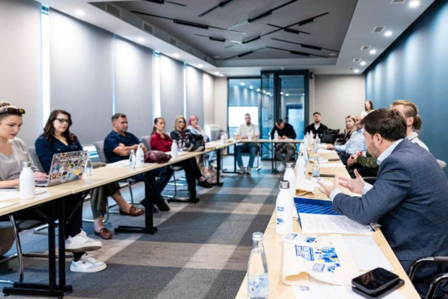 U Mostaru edukacija nastavnika o prepoznavanju dezinformacija i digitalnoj pismenosti