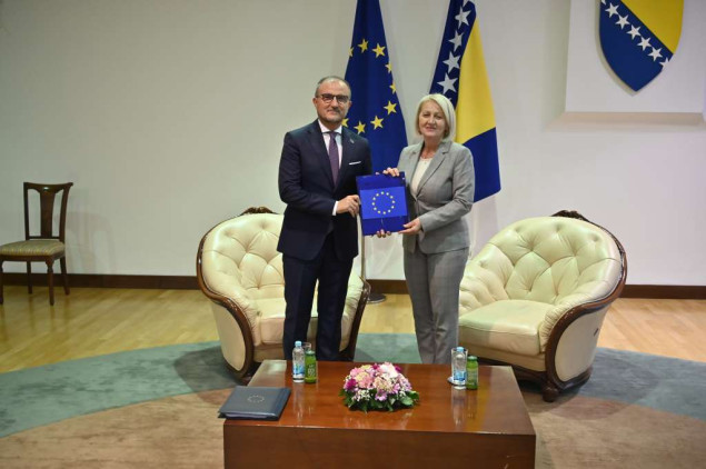 Predsjedateljici VMBiH Borjani Krišto uručen Izvještaj EU za BiH za 2024.