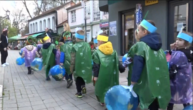 Gračanički mališani poručili: Imamo samo ovu planetu i moramo je čuvati