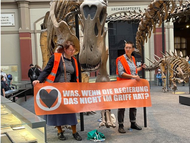 Njemačka: U znak protesta ekoaktivistkinje se zalijepile za skelet dinosaurusa