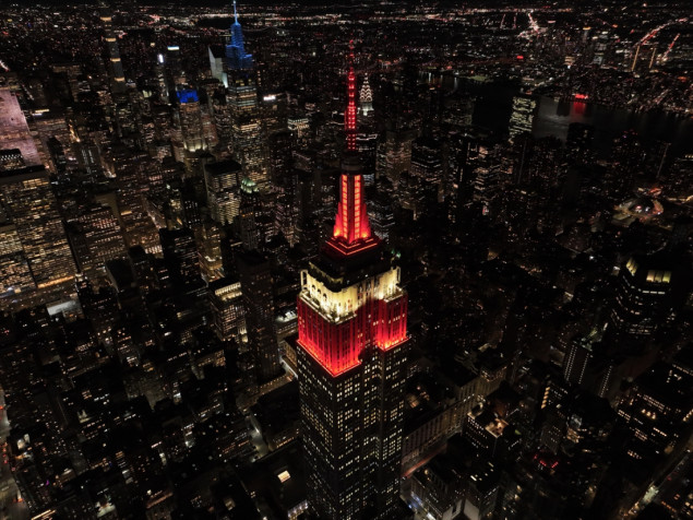 Empire State Building u New Yorku osvijetljen je crveno-bijelim bojama za žrtve zemljotresa