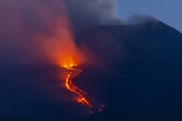 Nova erupcija Etne: Lava se i dalje spušta niz istočnu padinu, aktivne eksplozije u krateru Voragine