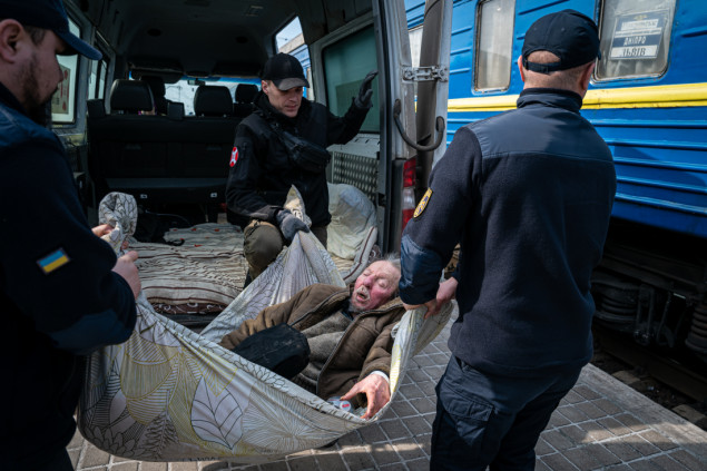 Evakuacija starih i bolesnih ljudi iz Časov Jara