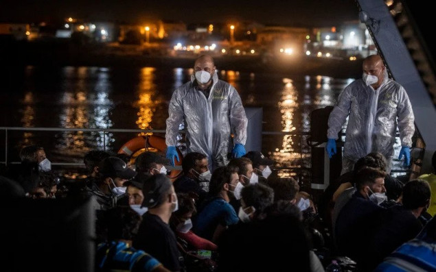 Sa ribarskog broda spašeno skoro 700 migranata