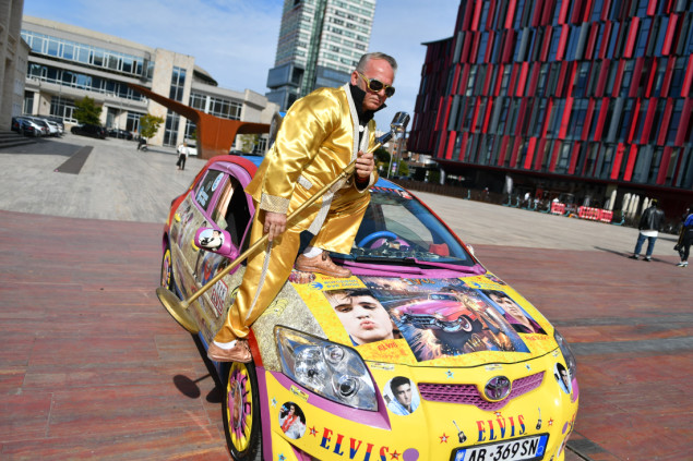 Rock 'n' roll na točkovima - Taksista iz Tirane napravio mini muzej Elvisa Presleyja