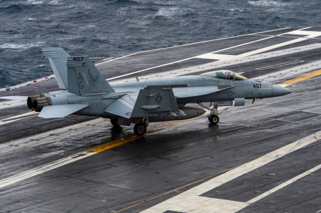 Avion F-18 američke mornarice pao s palube nosača Harry S Truman u Crveno more