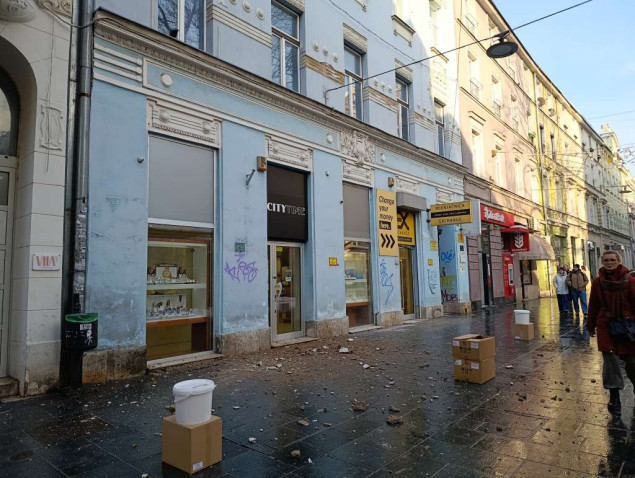 Obrušila se fasada sa zgrade u sarajevskoj ulici Ferhadija