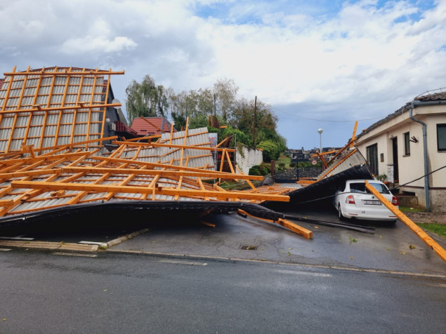 Bjelovar: Jak vjetar nosio krovove, čupao drveće i prevrtao kamione
