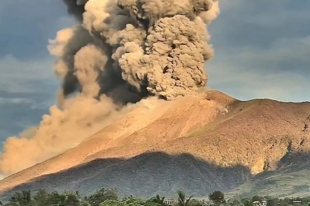 Filipinski vulkan eruptirao, izbacuje pepeo 4.000 metara u visinu