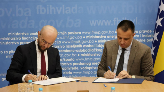 Ministar Lakić potpisao ugovore za dodjelu skoro dva miliona KM za uvezivanje radnog staža za 153 radnika