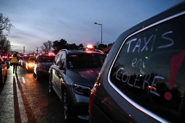 Taksisti blokirali autoput koji vodi ka Parizu