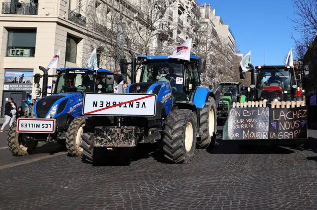 Protest poljoprivrednika u Francuskoj: Blokirali put, bacali smeće i slamu