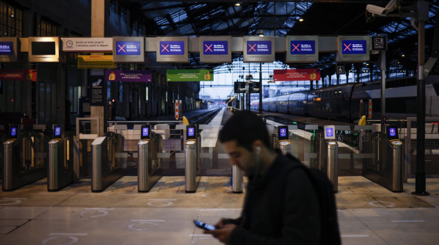 Francuski sindikati pokrenuli štrajk širom zemlje, traže više plate
