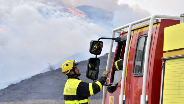 Stotine vatrogasaca se bori s prvim velikim šumskim požarom u Francuskoj