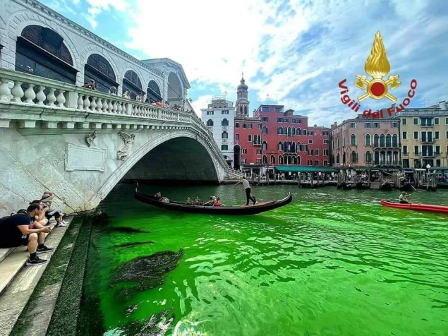 Venecijanska policija istražuje zelenu mrlju u kanalu Grande