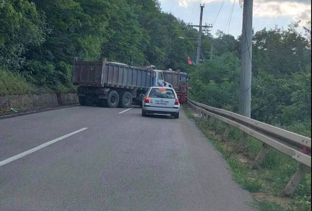 Na sjeveru Kosova barikade, u Kosovskoj Mitrovici sirene