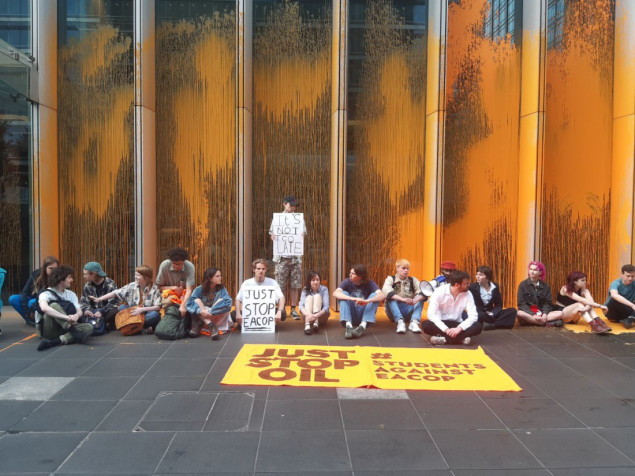 Velika Britanija: Demonstranti "Just Stop Oil" bojama napali sjedište TotalEnergiesa u Londonu