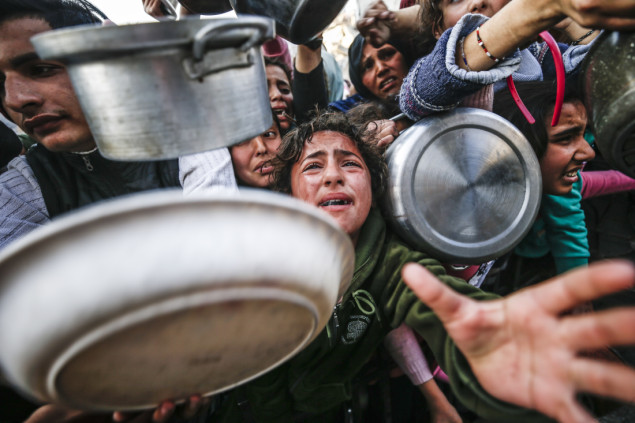 Palestinci u dugim redovima za hranu zbog izraelske blokade humanitarne pomoći
