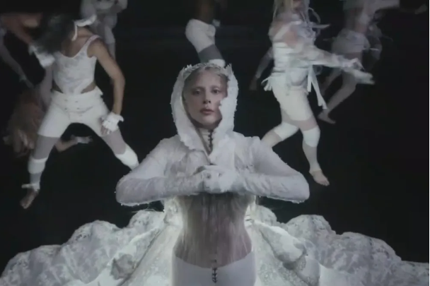 Lady Gaga premijerno predstavila novi singl i spot "Abracadabra"