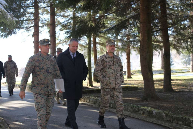 Galić s ambasadorima zemalja NATO-a posjetio Centar za temeljnu obuku OS BiH u Pazariću