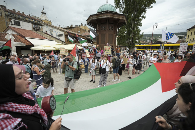 U Sarajevu održan protest protiv sistematskog izgladnjivanja i mirna šetnja za Gazu