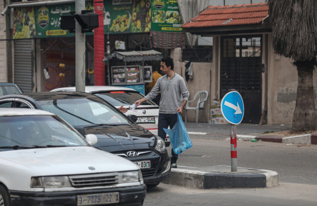 Na ulicama Gaze dijeli vodu i hurme muslimanima koji kasne na iftare