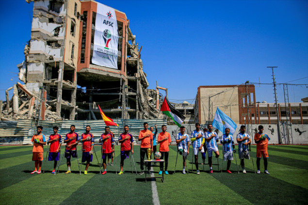 Palestinski amputirci odigrali simboličnu fudbalsku utakmicu na ratom oštećenom stadionu u Gazi uoči finala Svjetskog prvenstva