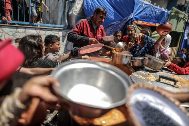Humanitarna katastrofa: Ljudi u Gazi satima čekaju kako bi dobili obrok