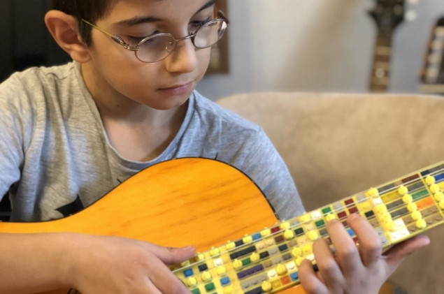 Dječak iz Turske Lego gitarom privukao pažnju gitariste "Guns N' Rosesa"