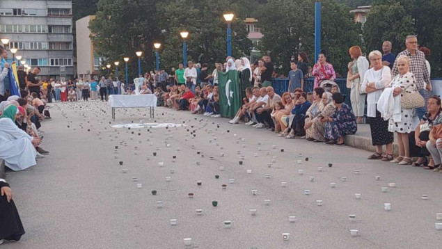 U Goraždu i Ustikolini performans za žrtve Srebrenice 'Nema te na kahvi'