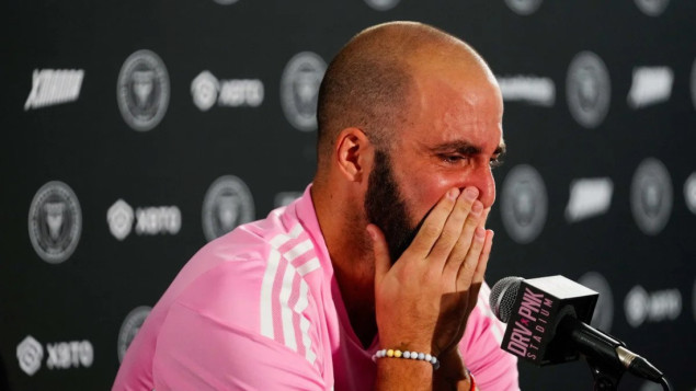 Argentinac Gonzalo Higuain uz suze objavio kraj karijere