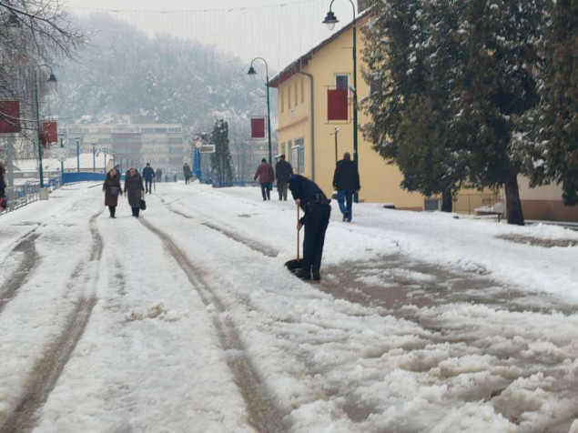 Snježne padavine donijele probleme i u Goraždu, spašene četiri državljanke Srbije